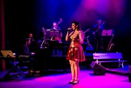 Lara Melo interpreta músicas de Chico Elpídio em teatro de Arapiraca