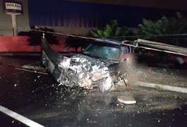 Vídeo. Ex-militar morre eletrocutado após colidir carro em muro e em poste, em Arapiraca