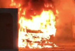 Vídeo. Micro-ônibus ficam destruídos em incêndio, em Campo Alegre