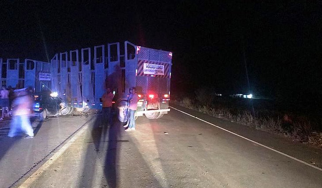 Colisão envolvendo carro e caminhão resulta em dois feridos na BR-316, em Atalaia