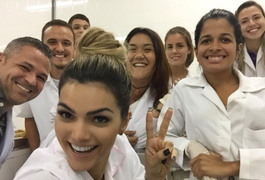 Kelly Key é flagrada colando em prova da faculdade