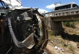 Motorista não tinha habilitação para dirigir Sprinter que capotou e deixou dez mortos