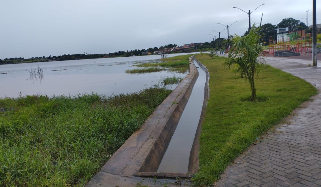 Corpo de Bombeiros realiza buscas para localizar homem que supostamente se afogou na lagoa do Pé Leve