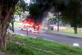 Homens armados incendeiam ônibus urbanos em Maceió