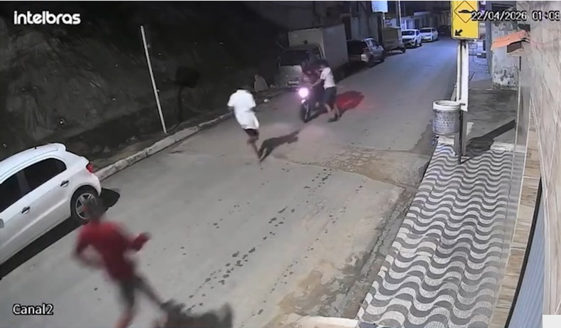 Vídeo mostra entregador sendo agredido e roubado por três homens em Maceió; veículo foi recuperado