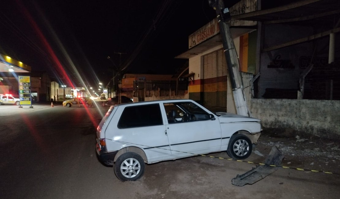 Condutor de veículo perde controle da direção e colide em poste de energia em Arapiraca