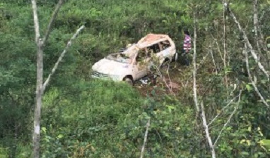 Carro de deputado estadual alagoano cai em ribanceira e motorista fica ferido, em AL