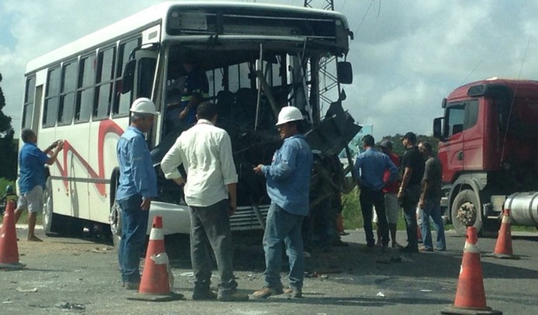 Ônibus colide contra carreta e deixa um ferido em trevo da BR-101, em AL