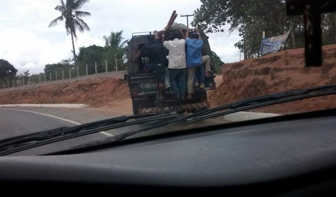 Passageiros se arriscam em transporte irregular na AL 115