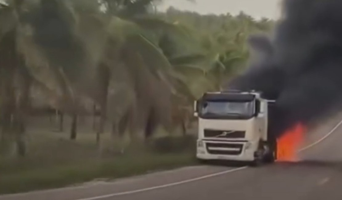 Carreta pega fogo em trecho da BR-349, entre Jequiá da Praia e Roteiro