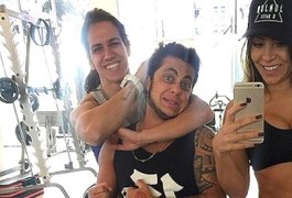 Thammy Miranda aparece barbudo ao lado da namorada em academia