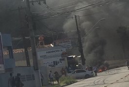 Desabrigados do Vale do Reginaldo fazem protesto e bloqueiam ladeira no Farol
